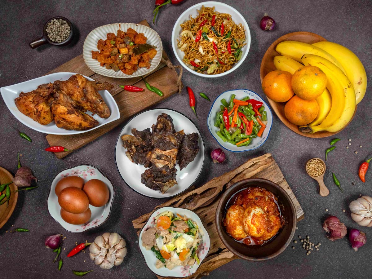 Pilihan add-on catering aqiqah Barokah Aqiqah: ayam goreng, kambing goreng, telur balado, sambal goreng kentang, mie kuning, capcay, buncis, pisang, dan jeruk