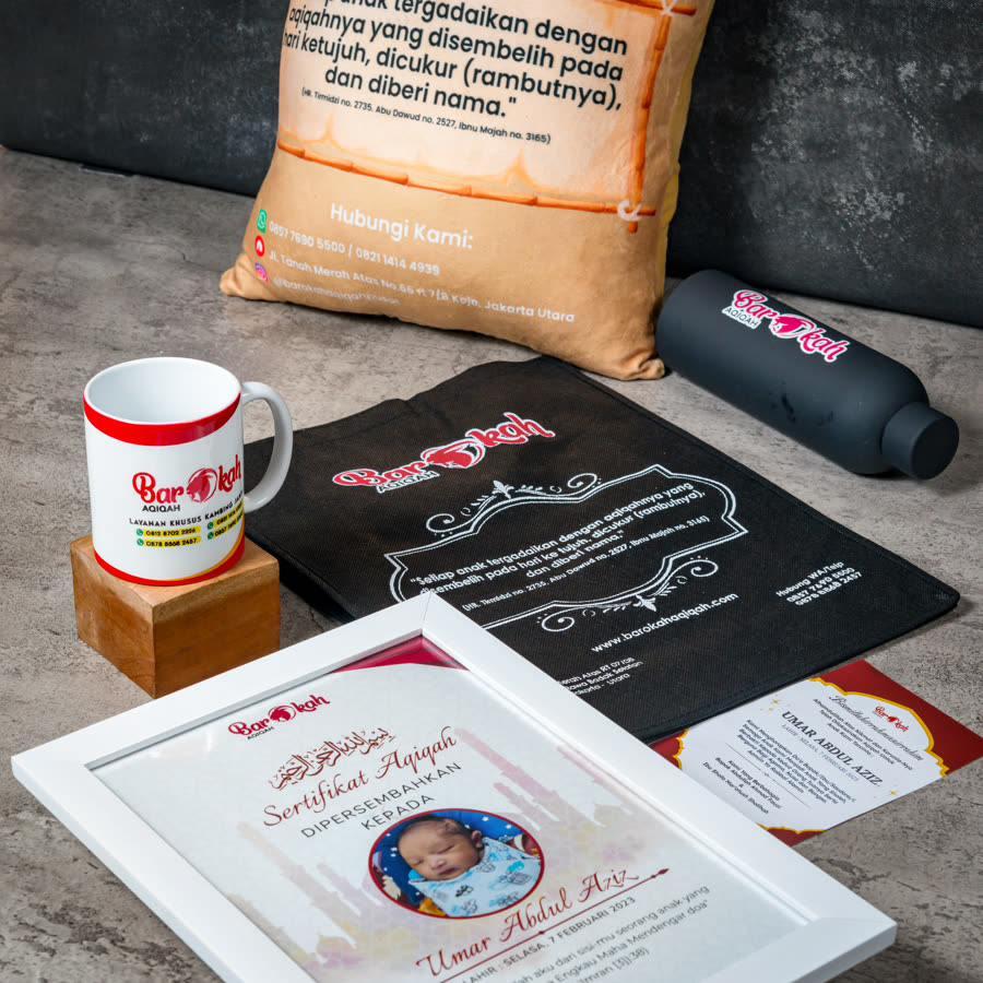 Souvenir aqiqah Barokah Aqiqah: sertifikat aqiqah berbingkai, kartu ucapan, mug, tumbler, tas kain, dan bantal berisi hadits aqiqah