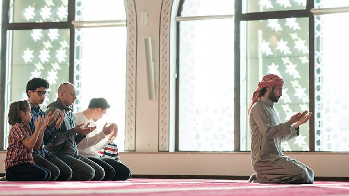 Cara Mendidik Anak Laki-Laki Agar Dekat dengan Masjid Sejak Dini